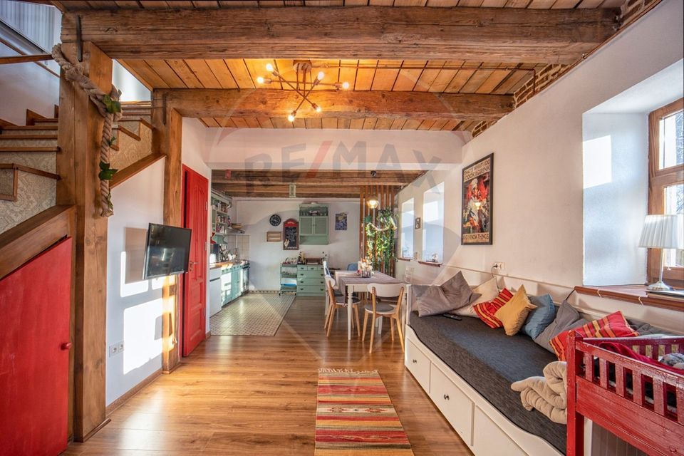 Casă cu două corpuri, teren 835 mp, str. I.L. Caragiale, Râșnov