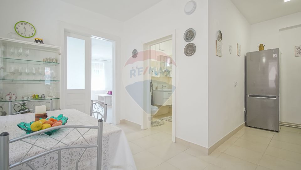 Casă falnică, curte individuală, langă Piața Unirii, în inima Scheilor