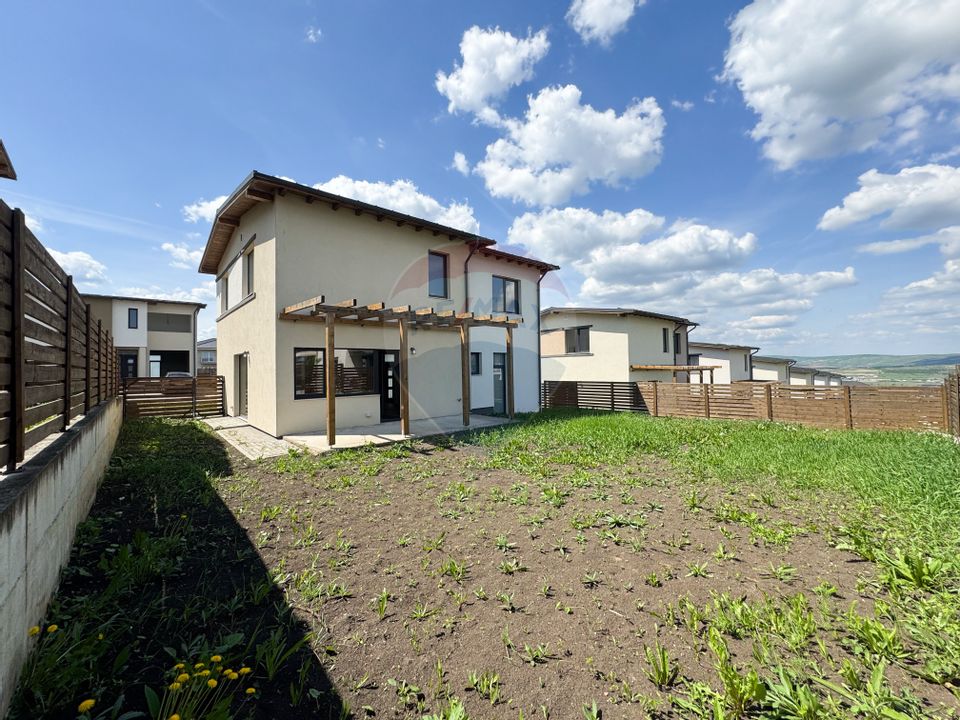 Casă semifinisată în Dezmir - Spațiu, liniște, acces rapid către oraș