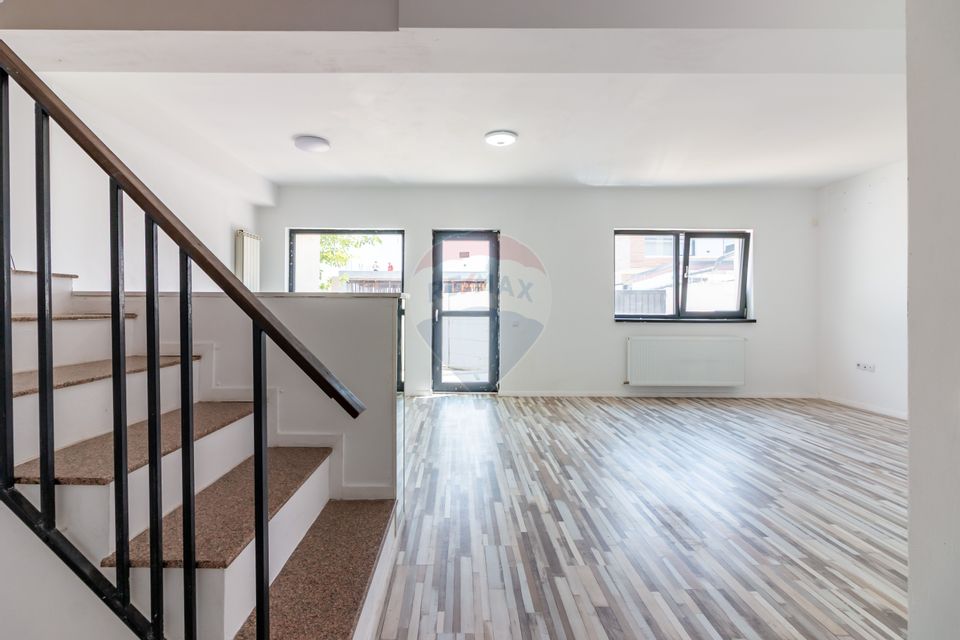 Casă / Vilă in Corbeanca,  toate utilitatile, strada principala