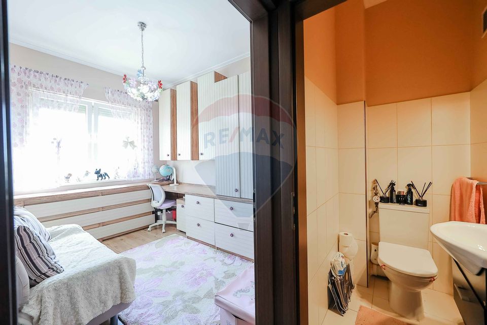 Apartament cu 4 camere și garaj de vânzare în zona Universității