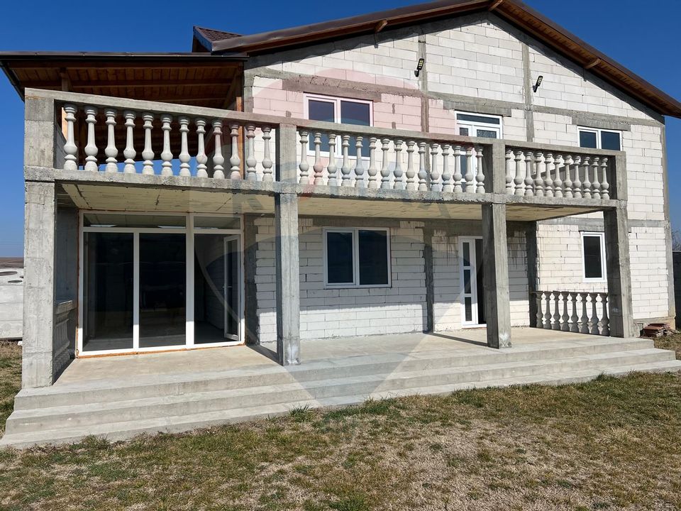 Vilă cu 4 camere de vânzare in comuna Breasta