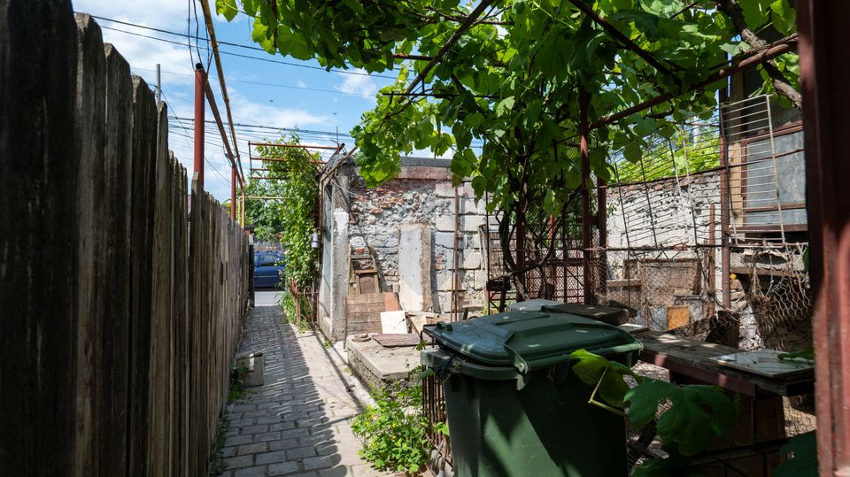 Oferta - casă de vânzare  si teren 241 mp, în zona Andronache