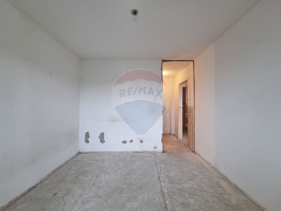 Apartament (De renovat) cu 3 camere de vânzare în zona Exterior Vest