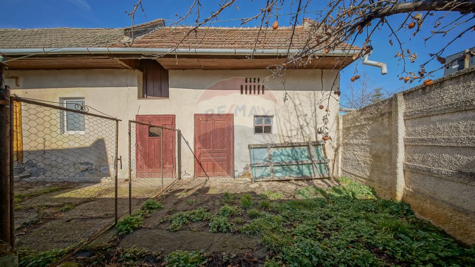 COMISION 0%! Casă cu Potențial de Renovare într-o Zonă Excelentă