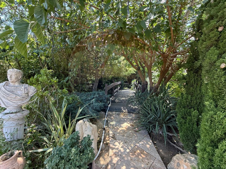 Vila cu piscina si teren 2350mp de vanzare in Mamaia Sat