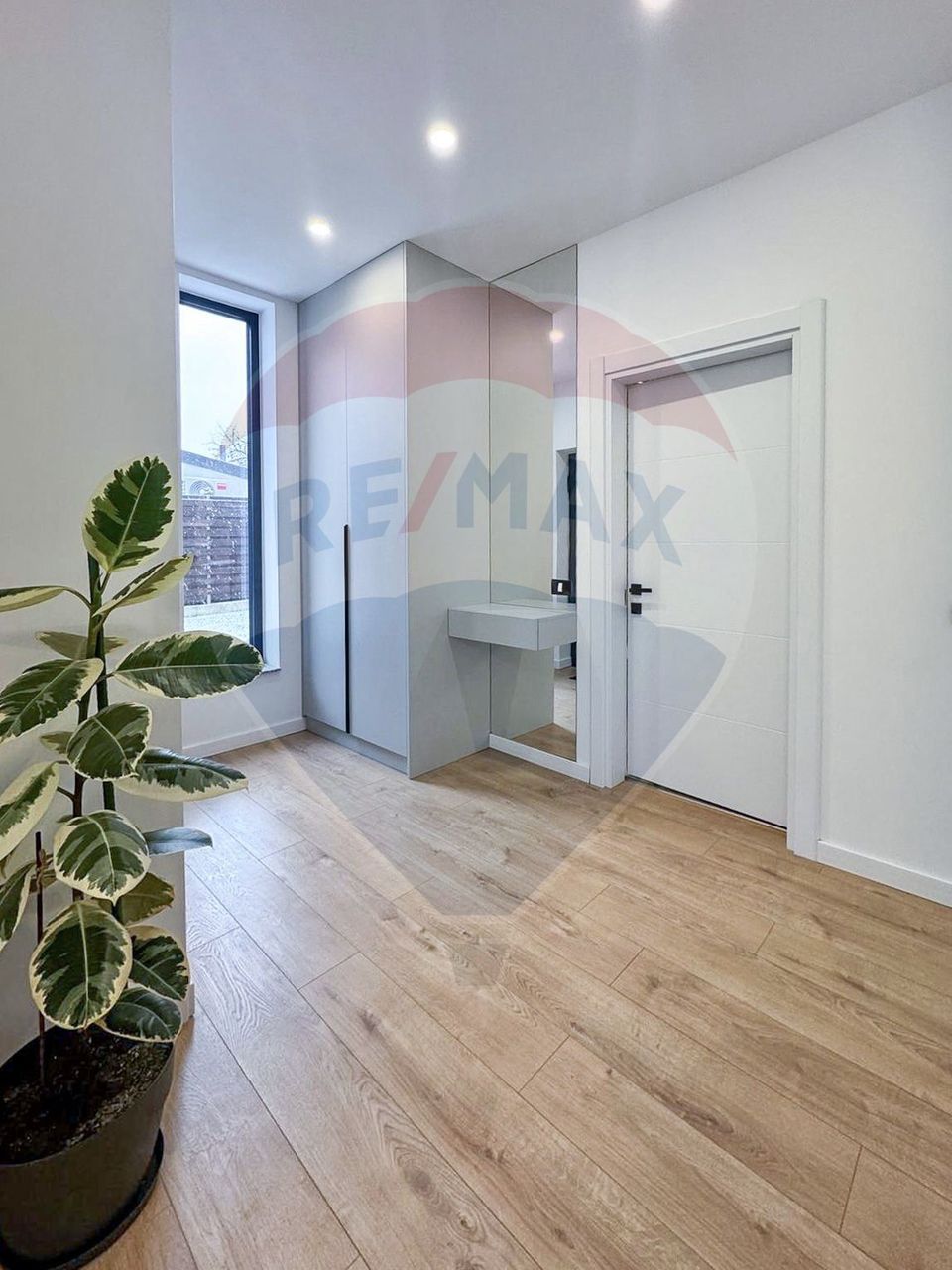 House / Villa for sale in Mogosoaia, shop, bus, utilities