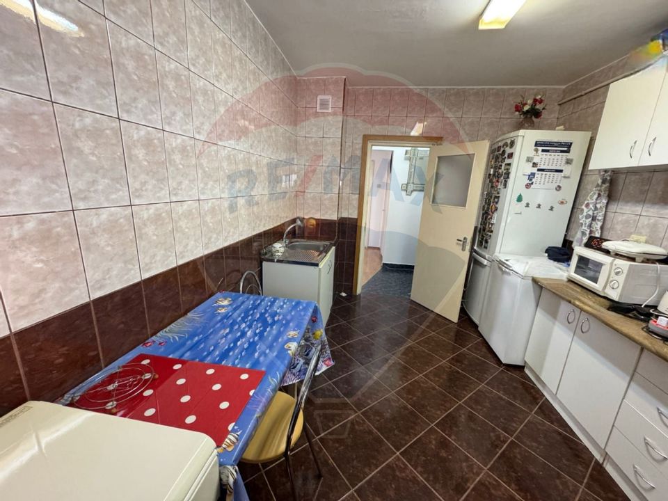 Apartament de vanzare - 4 camere- decomandat-Bistrita Lac