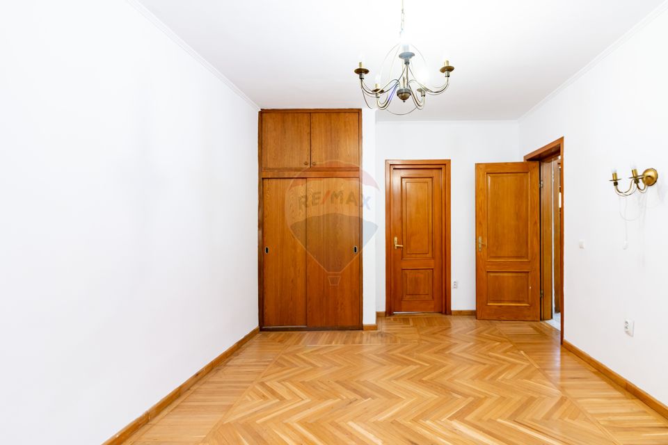 House / Villa with 13 rooms for rent in Pipera area