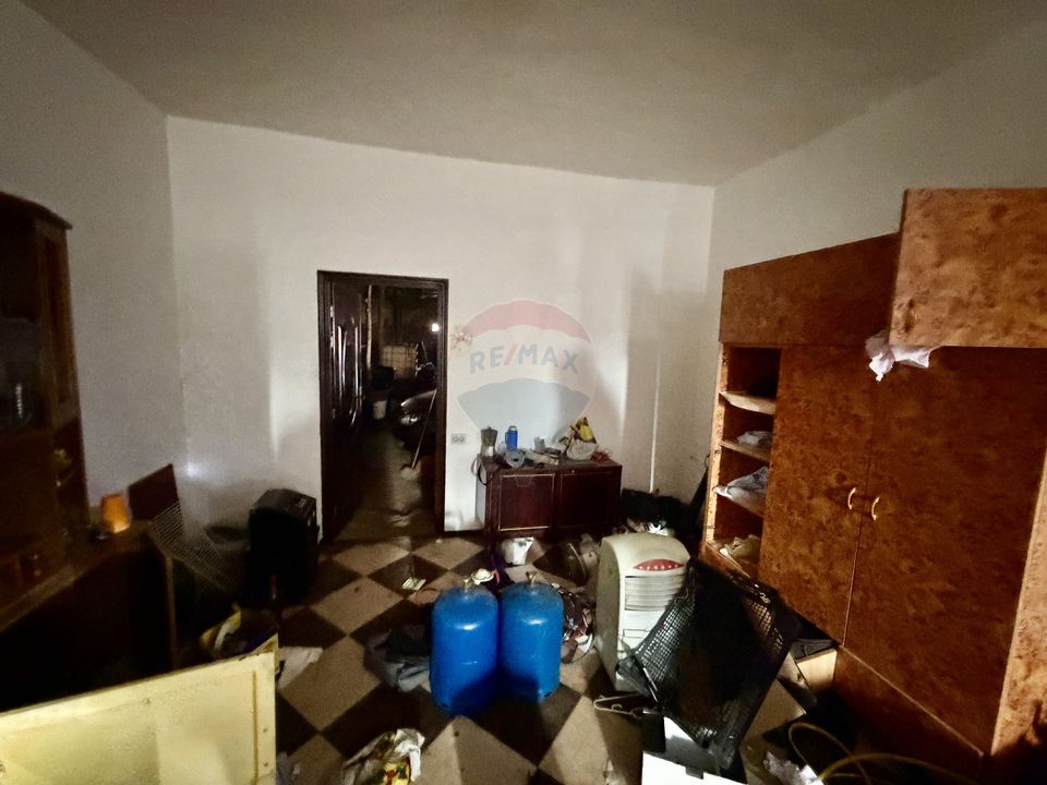 Casă cu 4 camere si teren 7727 mp Blidari