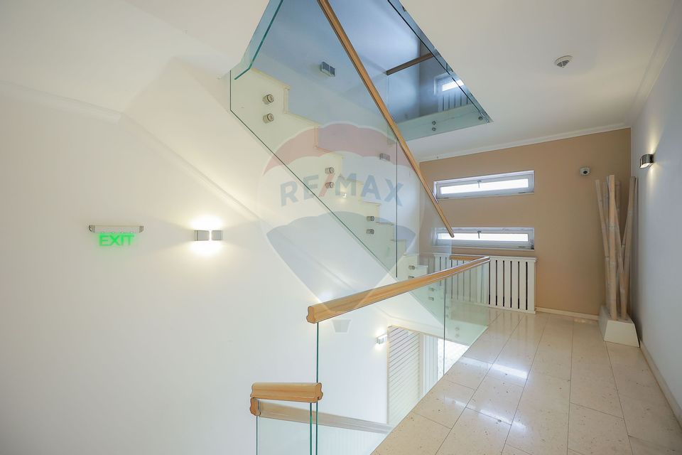 Clădire multifuncțională de vânzare – spațiu comercial + 2 apartamente