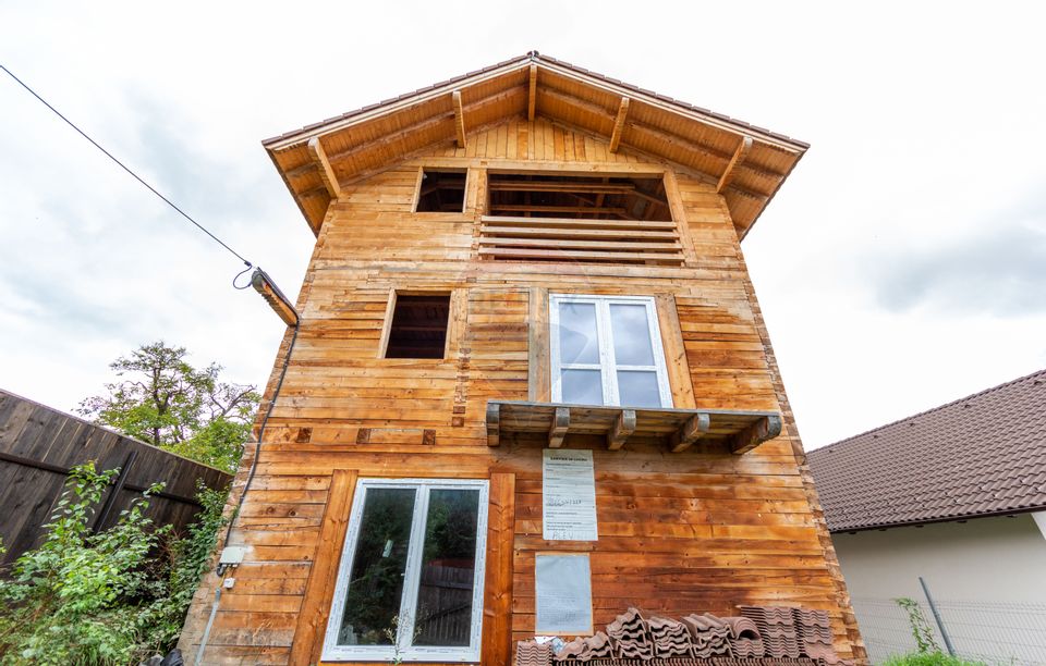 Duplex spațios – oportunitate pentru dezvoltatori sau două familii