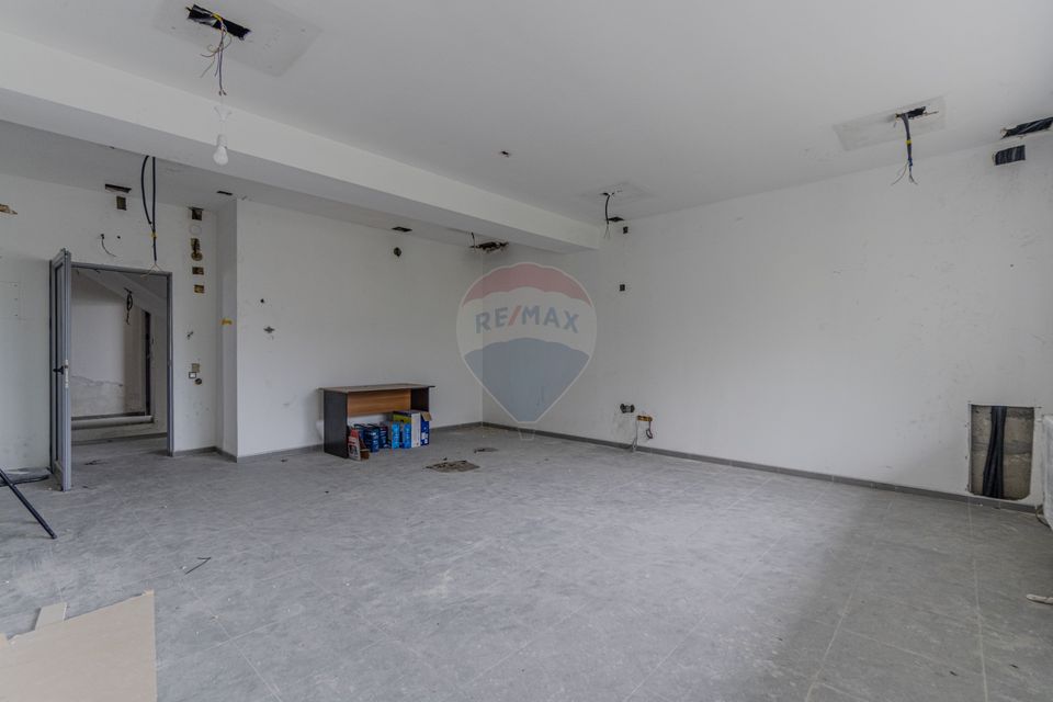 Cladire de 902 mp utili de vânzare, zona Grivitei - DN 13, COMISION 0