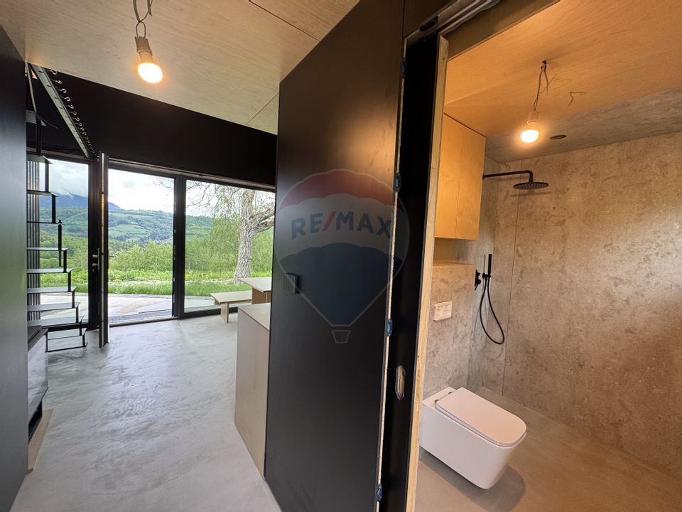 Doua case la munte, cu vedere superba, localizate in Poiana Marului