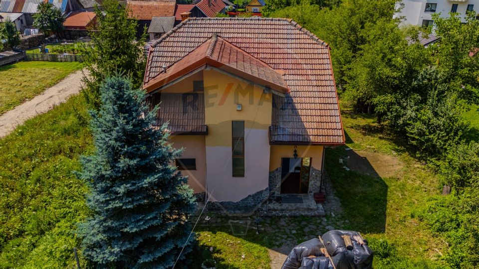 Casa CU POVESTE rezidential/ vacanta in Teliu cu 1700 mp teren!