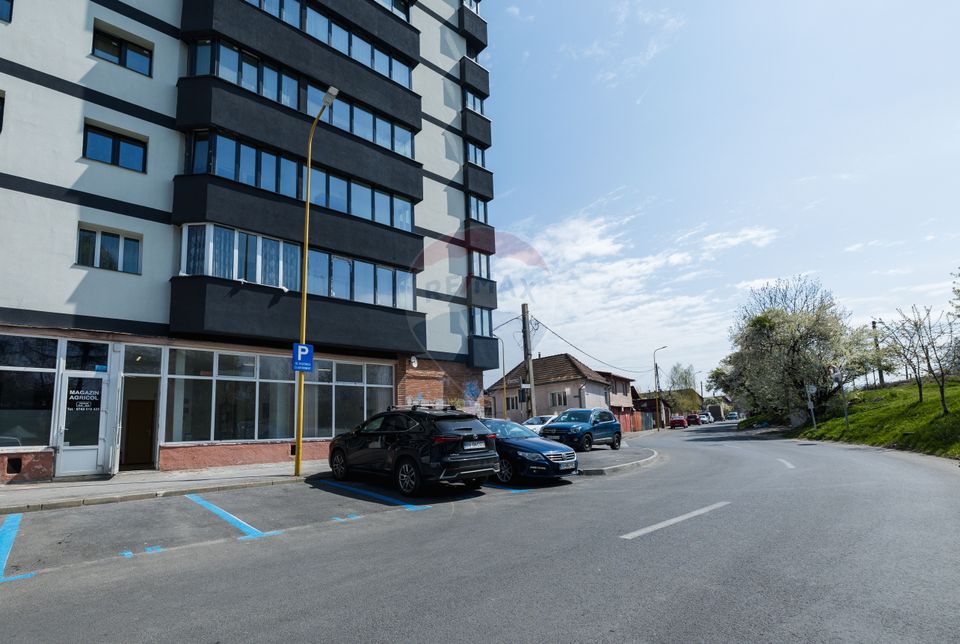 Commercial space with generous window and excellent visibility