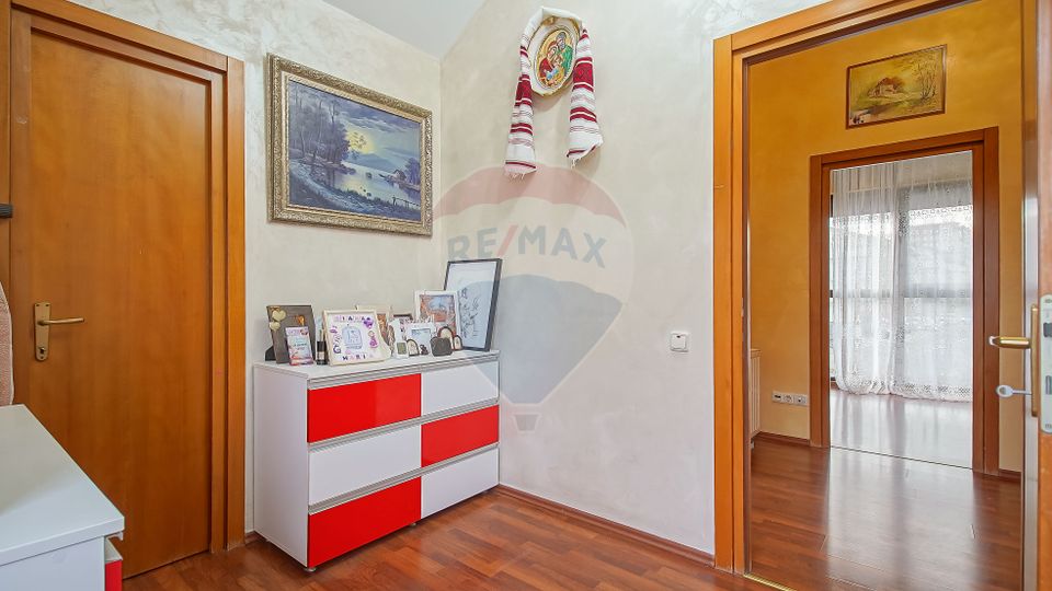 4 room House / Villa for sale, Tractorul area