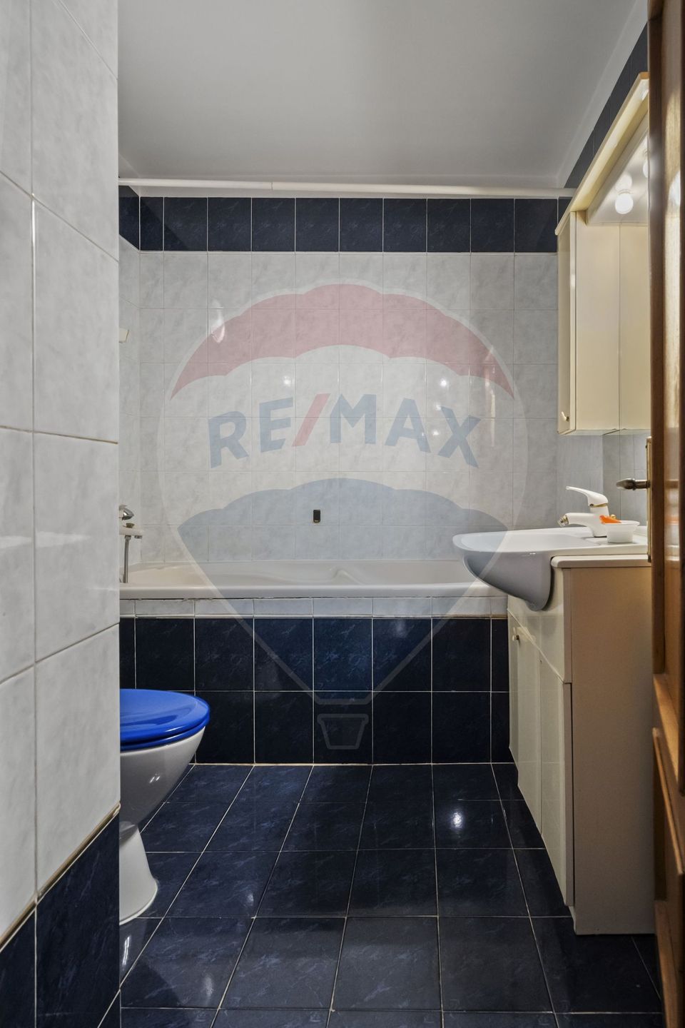 Apartament cu 5 camere de închiriat-Calea 13 septembrie.