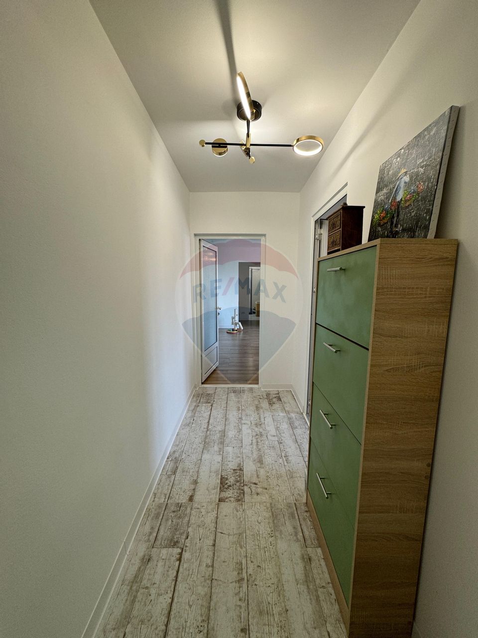 Apartament cu 3 camere de vânzare în zona Dambovita