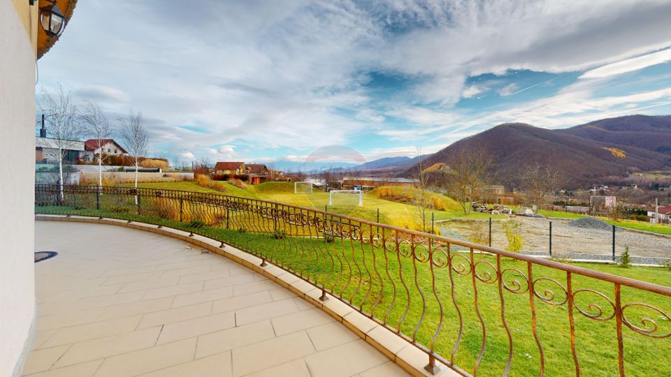 Casă / Vilă de Lux cu 5 camere de vânzare