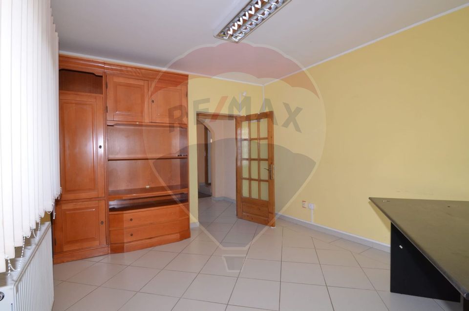 Casă / Vilă cu 14 camere de vânzare în zona Centrală