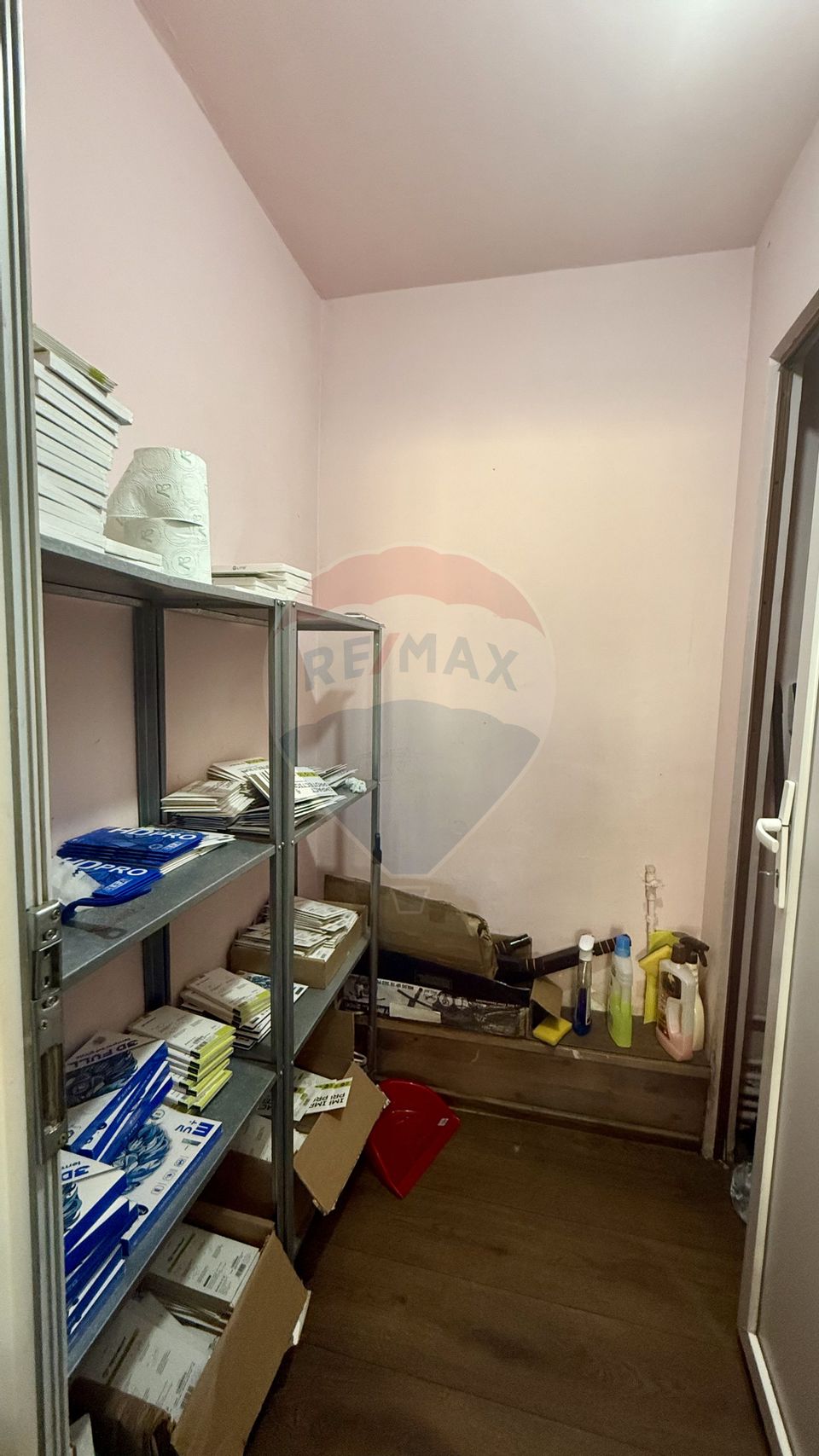 24sq.m Commercial Space for rent, Ultracentral area