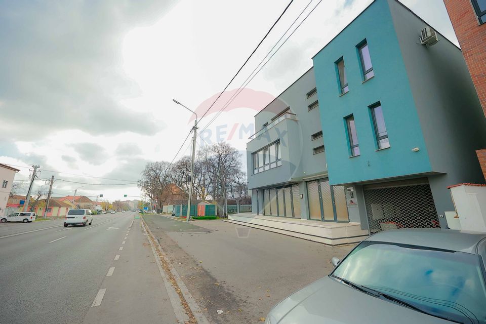 Clădire multifuncțională de vânzare – spațiu comercial + 2 apartamente