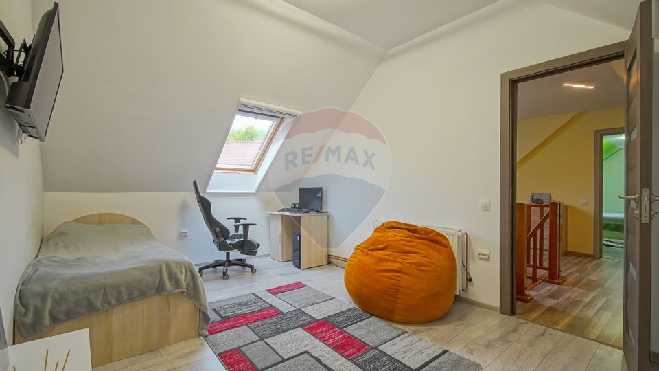 Casa individuala cu doua corpuri, teren 1000mp