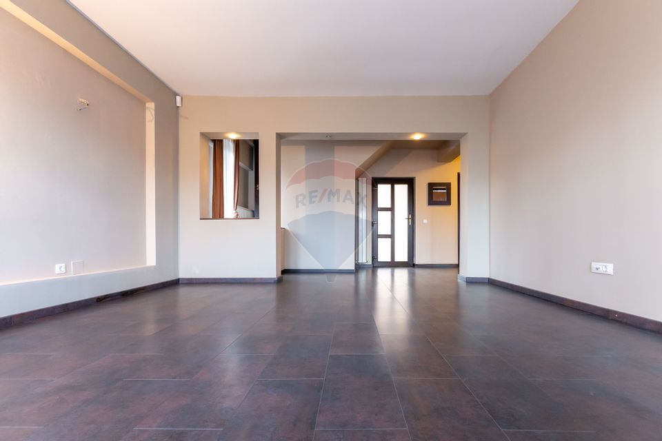 10 room House / Villa for sale, Serbanesti area
