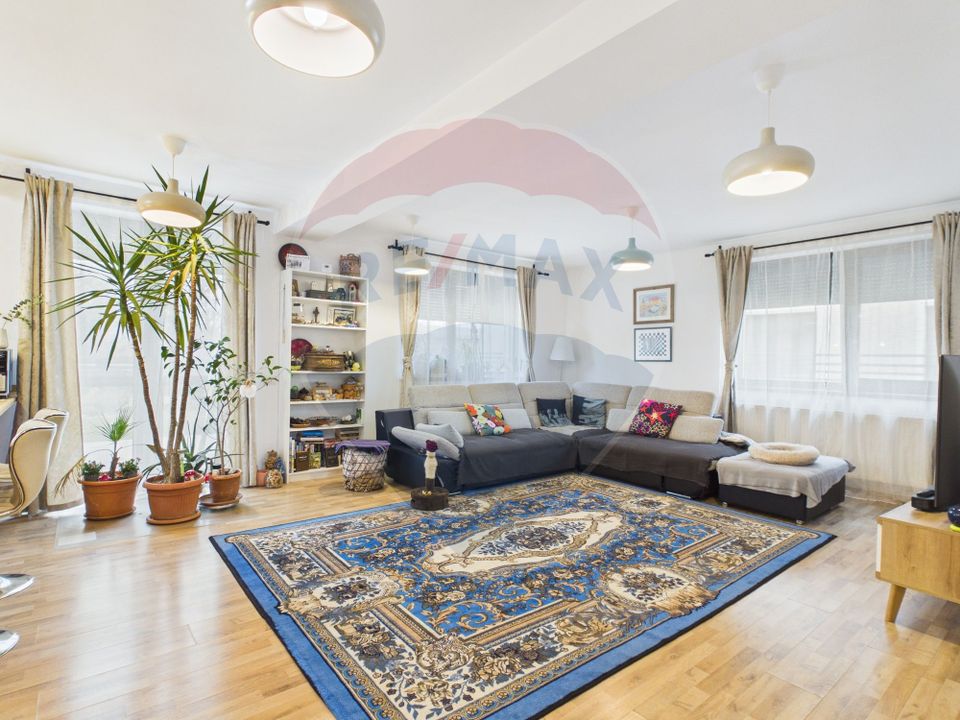 Modern villa 2011, with 5 rooms, 500sqm courtyard and garage