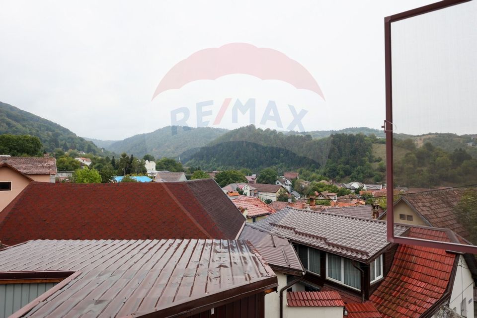 Casă cu 3 camere de vânzare în zona Schei