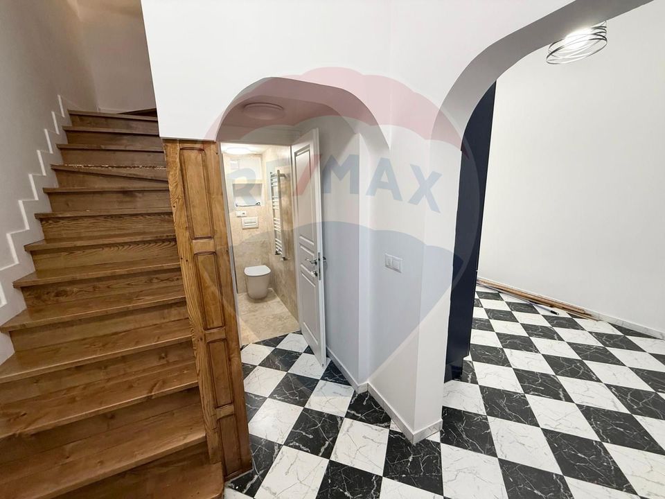 Apartament 4 camere, pe 2 niveluri si curte comuna în Centru