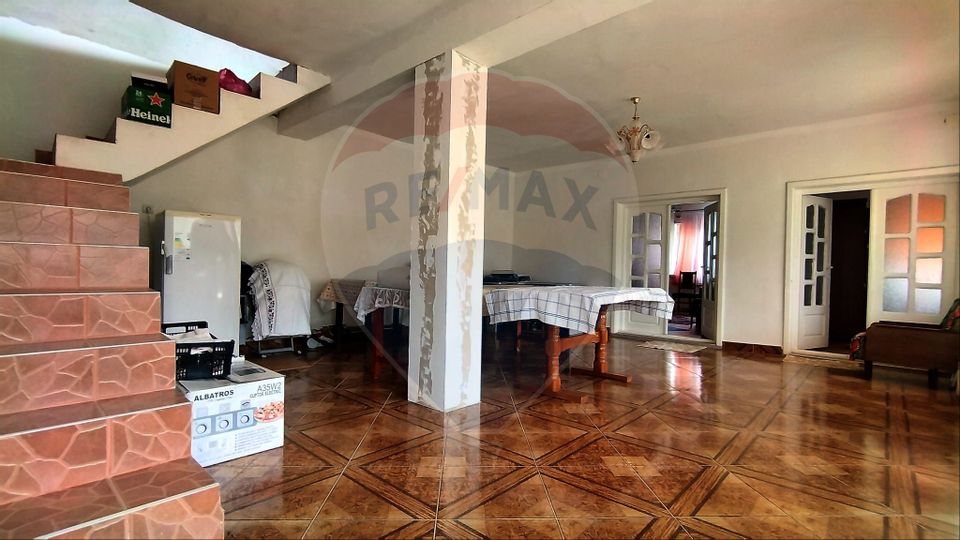 Casă de vânzare cu  teren de 3.869 mp în Cosniciu de Jos /Ip, Sălaj