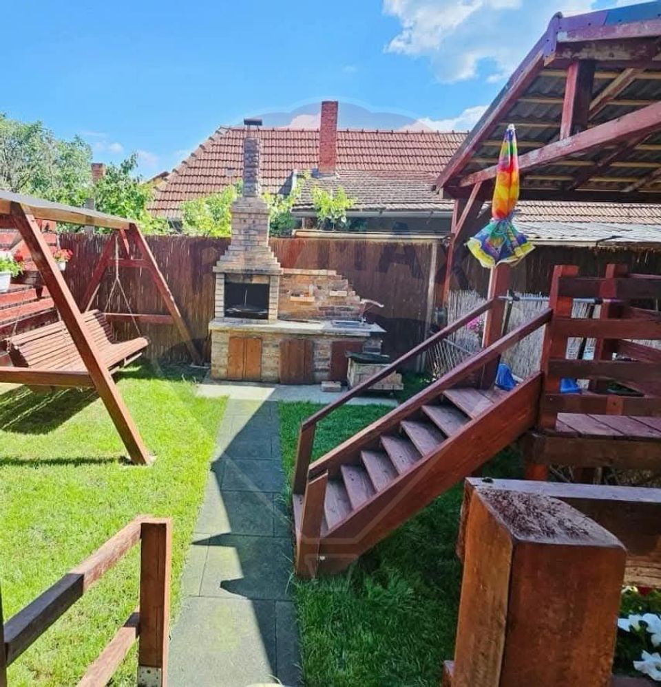 Casă 6 camere si curte, zona Metro Oradea, de vanzare