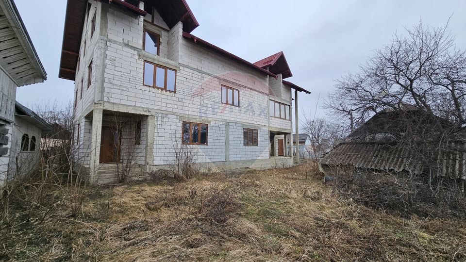 Casă / Vilă cu 12 camere, teren intravilan de 2869mp în Siminicea, SV