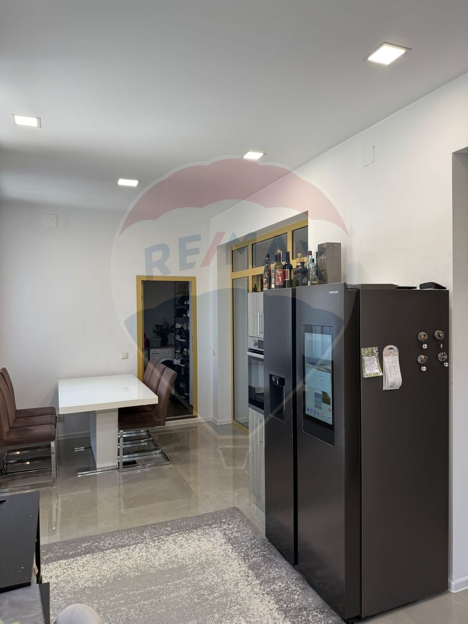 Casă insiruită cu 3 camere cu intrare și curte proprie în Centru Turda