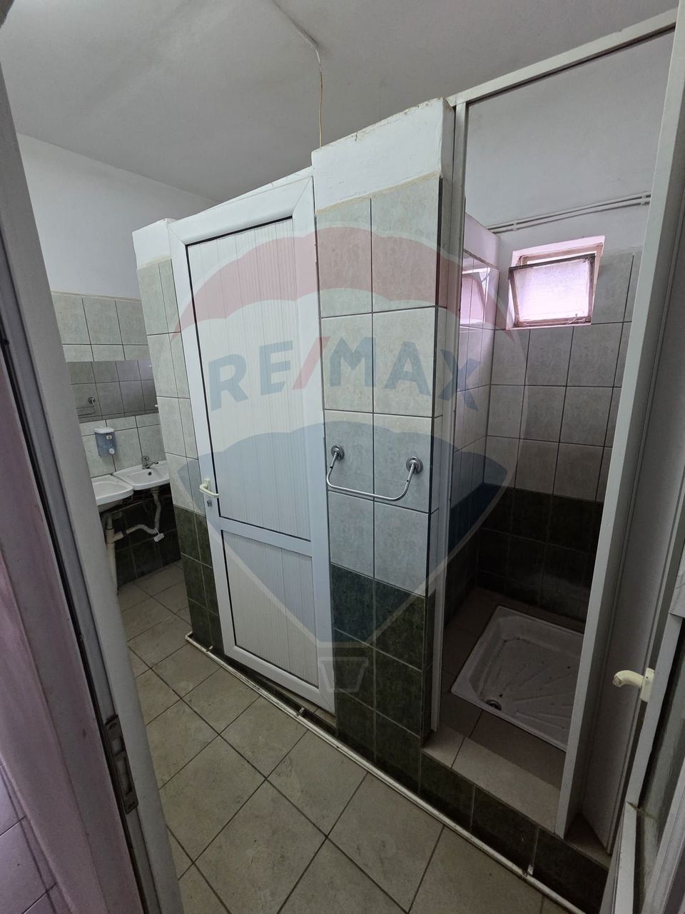 Ansamblu casa de locuit, hala productie ,spatiu de birouri si teren