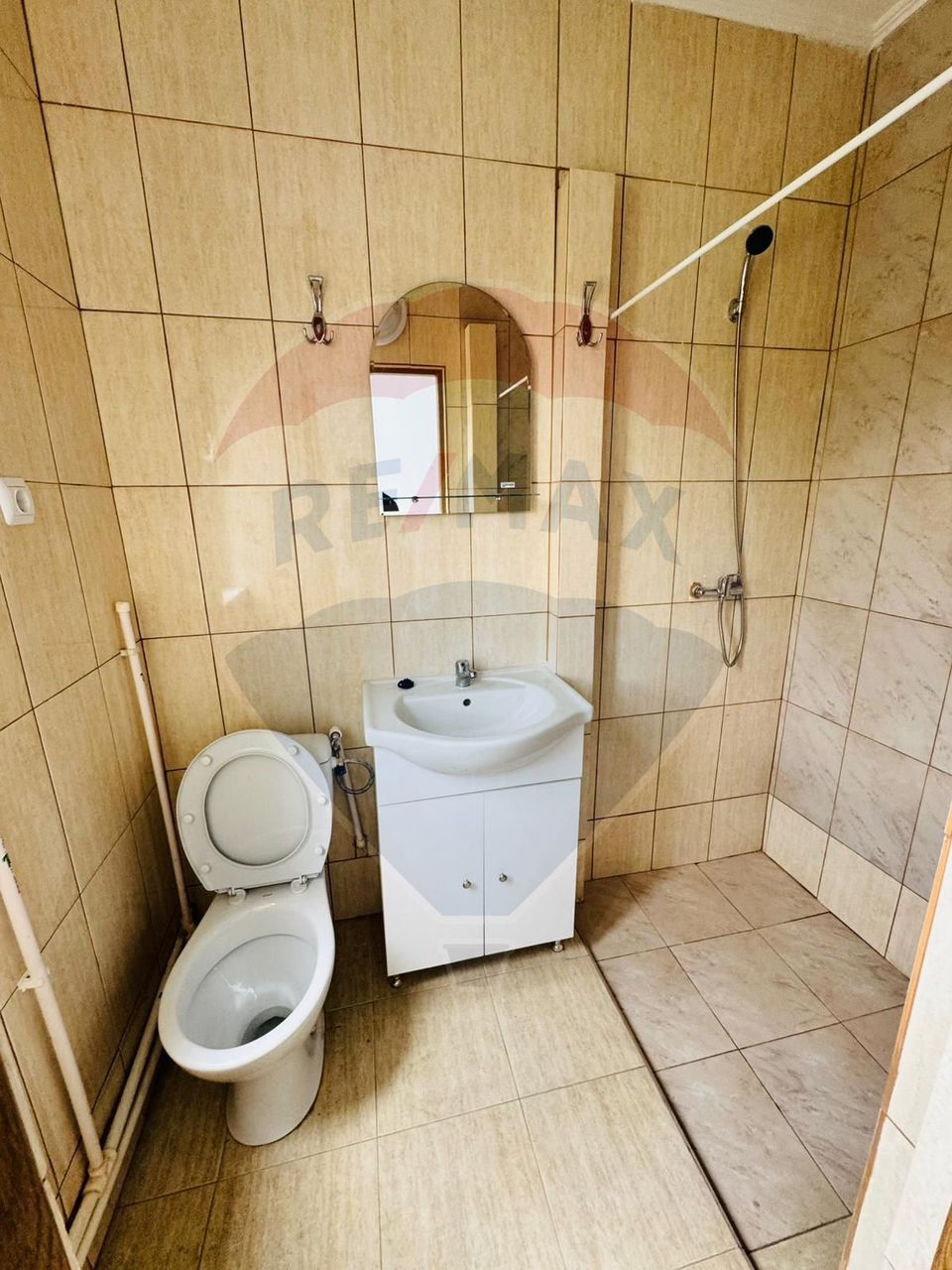 9 room Hotel / Pension for rent, Est area