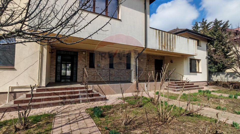 Villa for sale in Berceni, land 1161 sqm | Investment opportunity