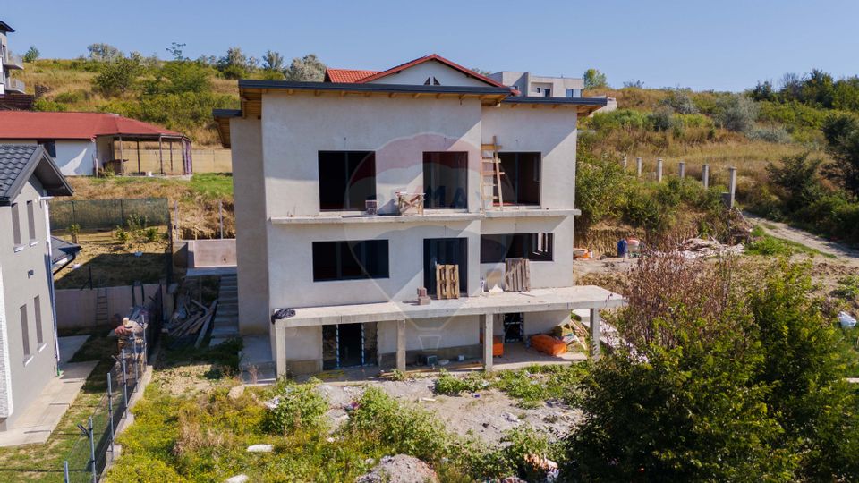 VIlă la Cheie de vânzare, 5 camere,  în Iași zona Mănăstirea Bucium