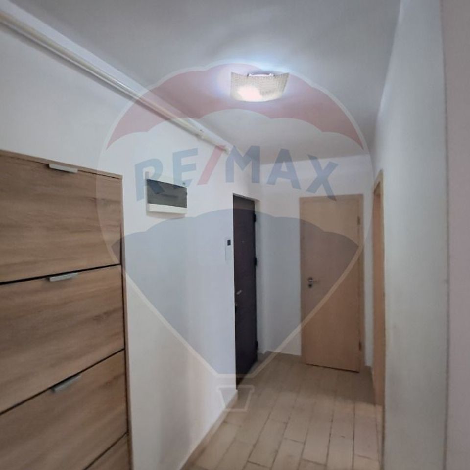 Apartament cu 2 camere de vânzare în zona Tractorul