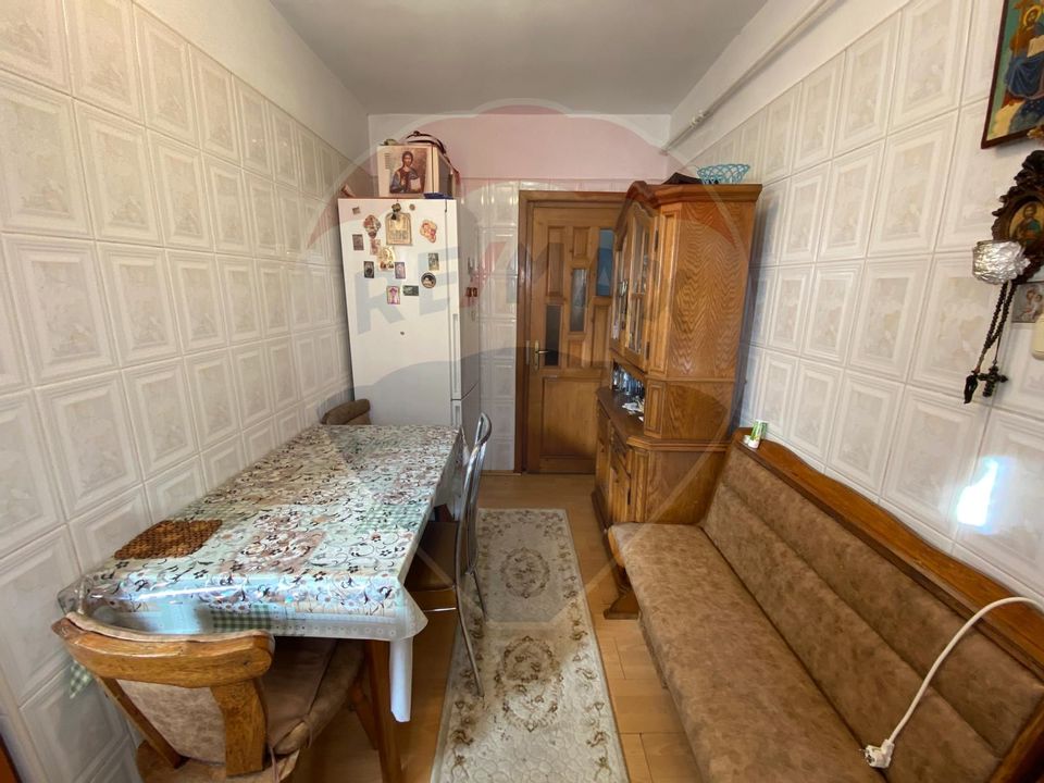 Apartament cu 4 camere de vânzare în zona Micro 4 Targoviste