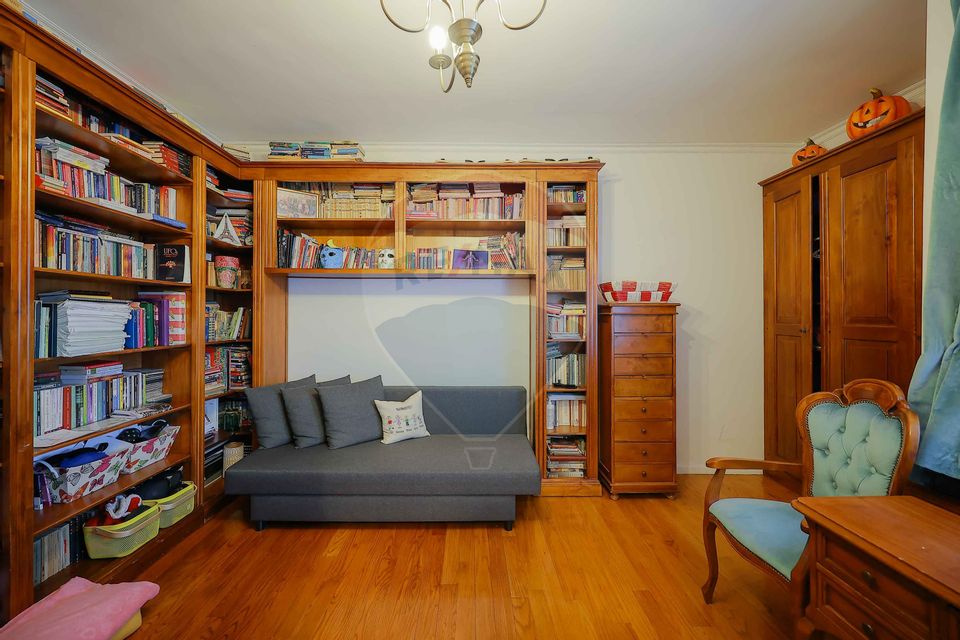 Casă / Vilă cu 5 camere de vânzare în zona Dealuri Oradea