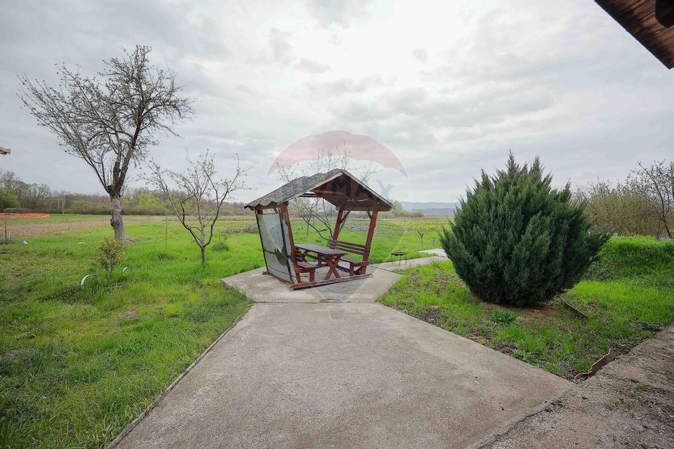 Casă cu etaj, 5 camere, de vânzare, în zonă turistică, Vadu Crișului