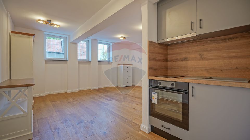 Investiție: apartament renovat în două studiouri separate, Schei