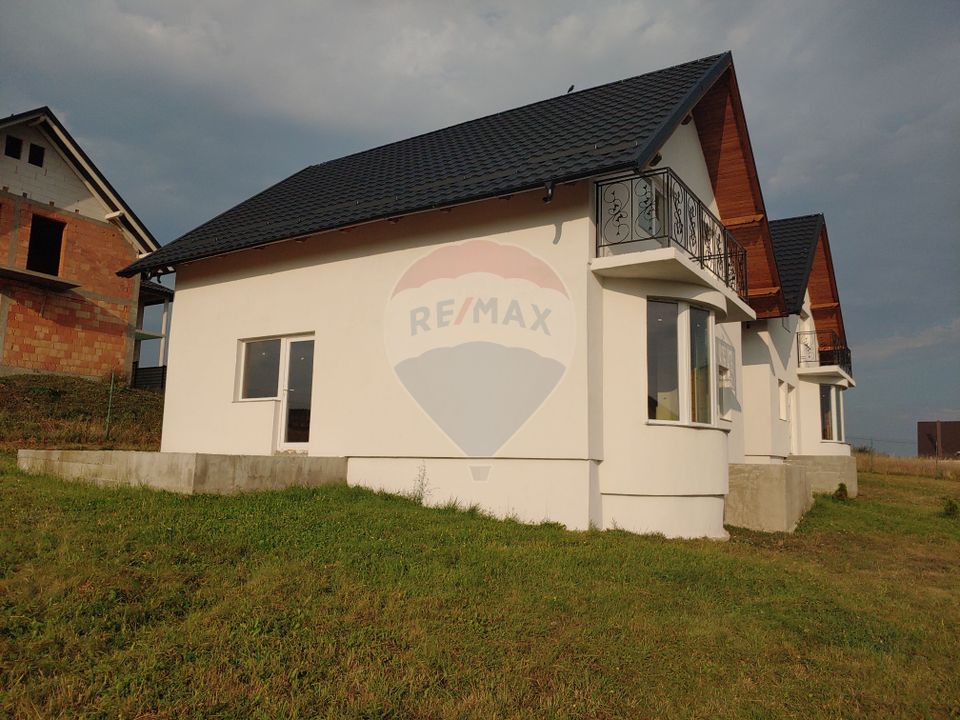 Casă / Vilă individuală cu 560 mp teren, de vânzare în Scheia, Suceava