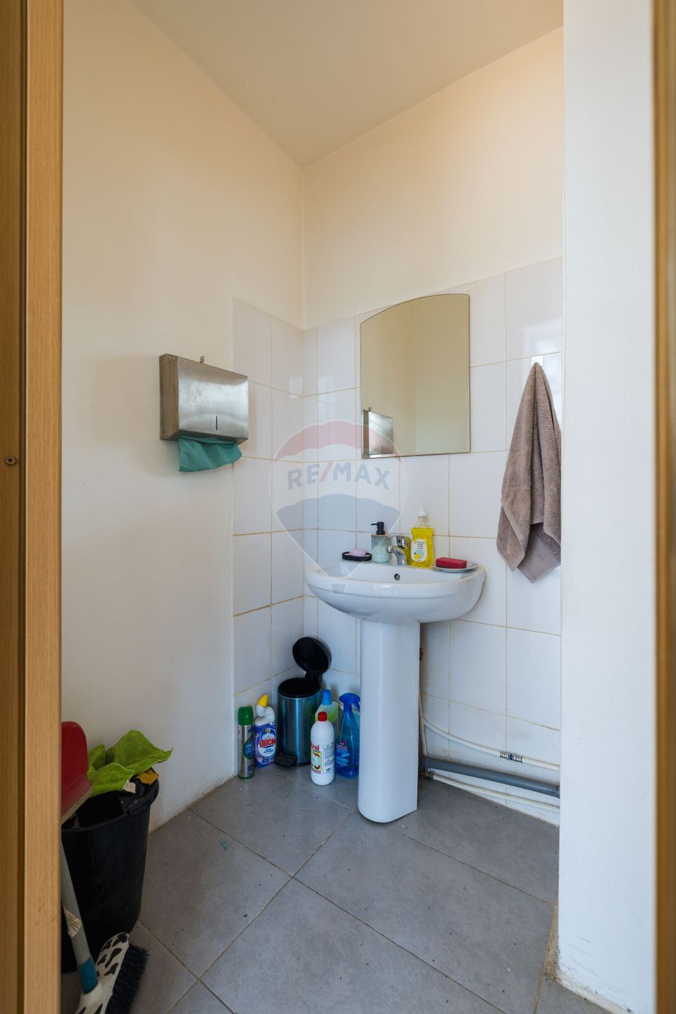 Commercial space with generous window and excellent visibility