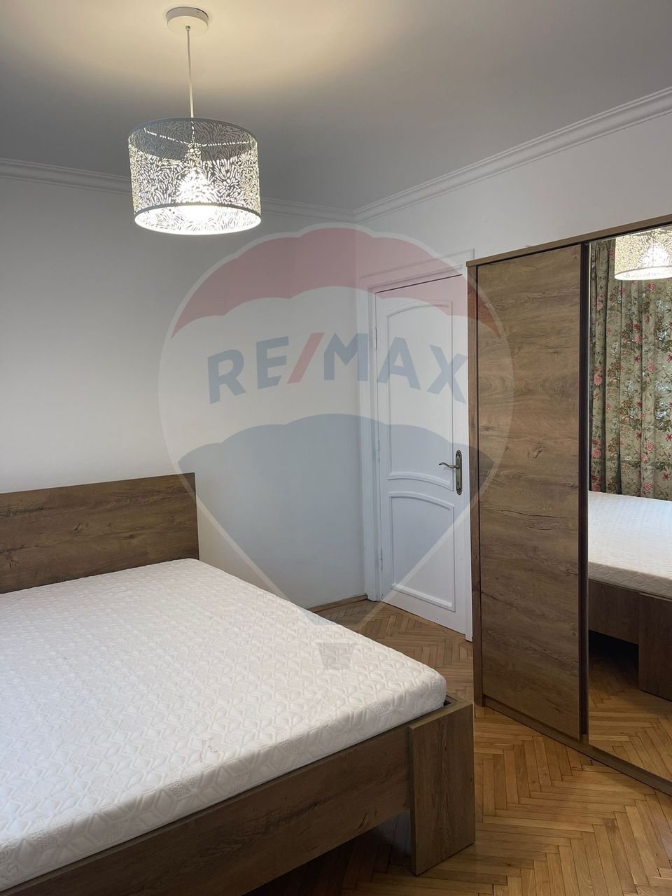 Apartament cu 3 camere de închiriat în zona Rovine