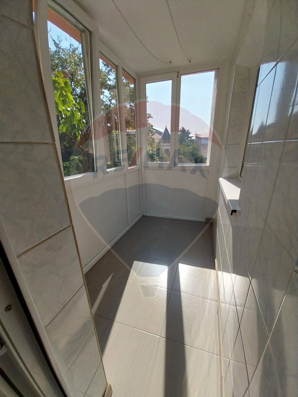 Inchiriere apartament 3 camere, decomandat, utilat si mobilat, Obor