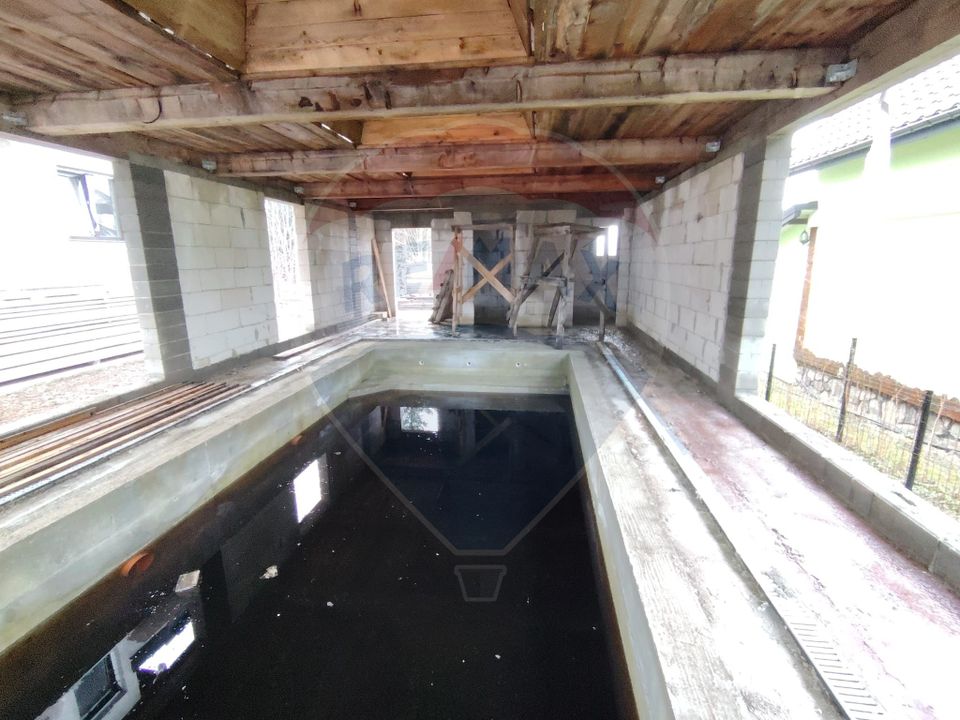 Casă / Vilă cu 8 camere de vânzare